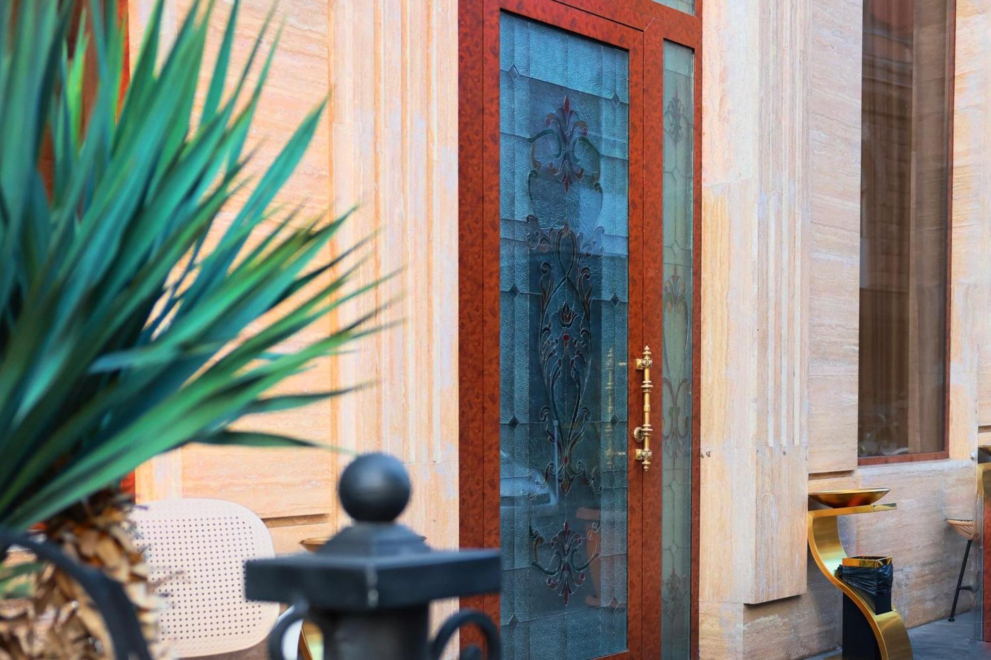Royal Renaissance Hotel Erivan Exterior foto