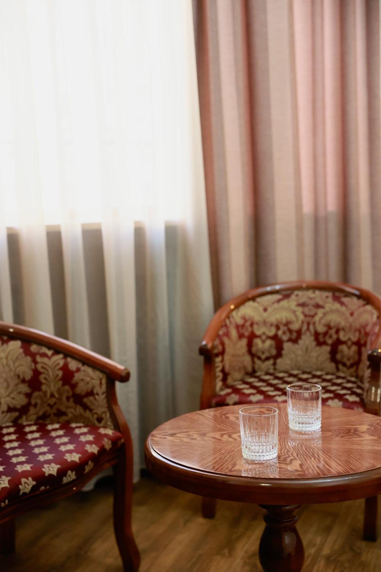 Royal Renaissance Hotel Erivan Zimmer foto