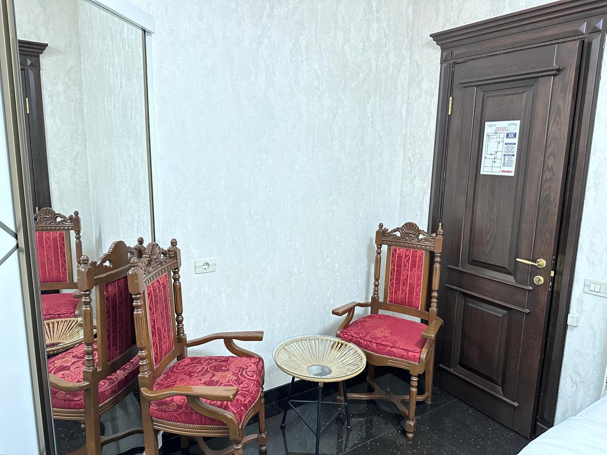 Royal Renaissance Hotel Erivan Zimmer foto